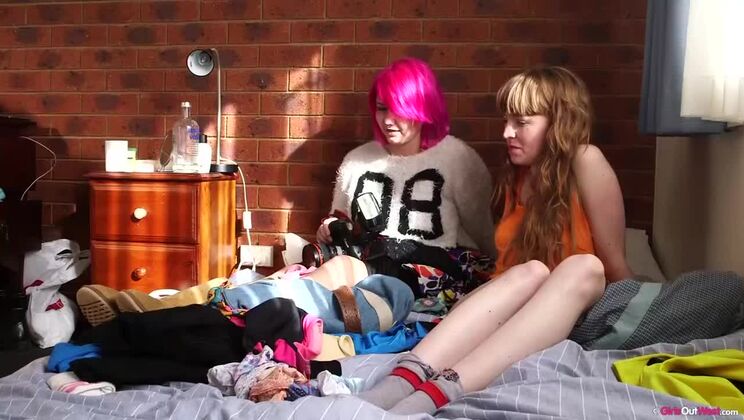 Noelle & Pia - Backstage Piss Play