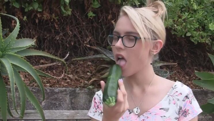 Chloe The English Girl Gets Naughty Voyeur