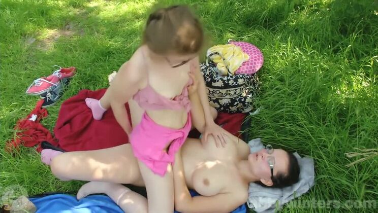 Amateur Lesbians Jada & Maia Get Down