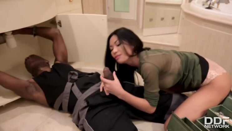 [DDFNetwork] - Plumber's Big Dick in Polly Pons' Gap - Polly Pons