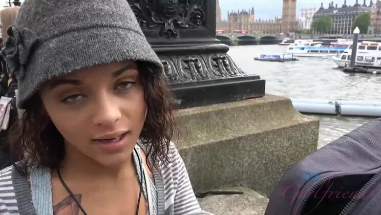 Holly Hendrix quick BJ before sightseeing