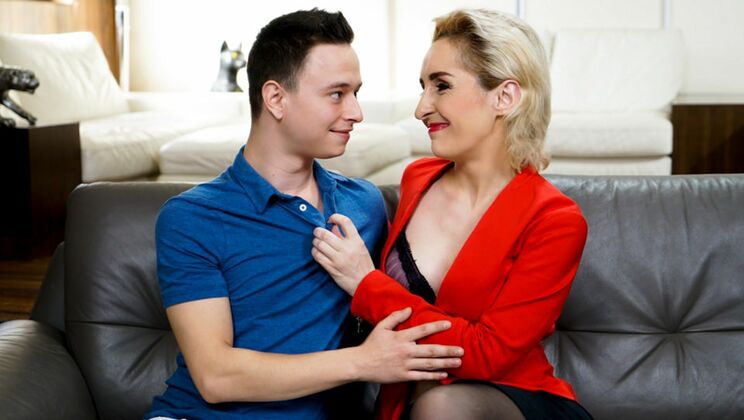 [LustyGrandmas] - Hairy Mature Blowjob - Nikki Nuttz - Di Devi