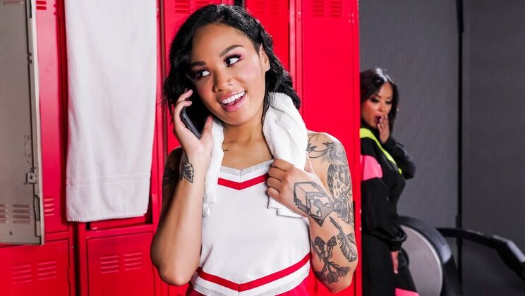 [Brazzers] - Locker Room Lesbians in Action - Honey Gold & Kaylani Lei - Honey Gold - Kaylani Lei