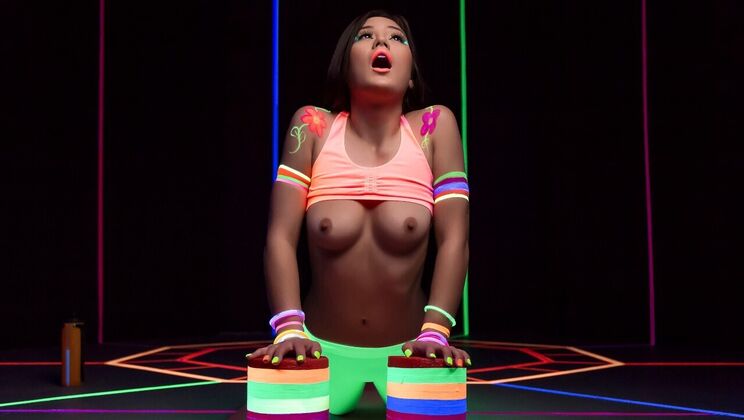 Johnny's Glowing Dicking Gets Kendra Off