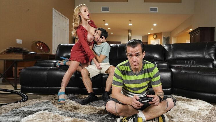 Joslyn James' Athletic Body in Sexy Pose