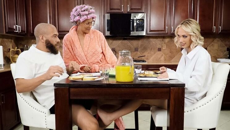 Breakfast Sex with Feet and Fetish