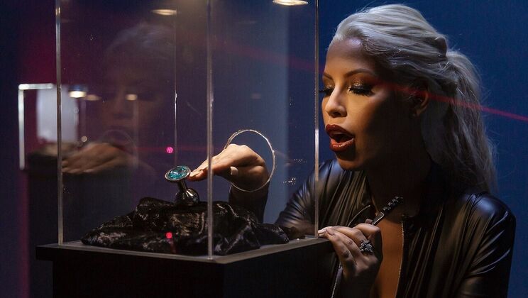 [Brazzers] - The Latina Looters of Anal Toys