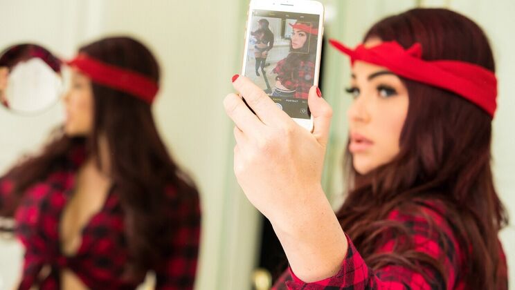 Selfie Interlude: A Handjob and Fuck