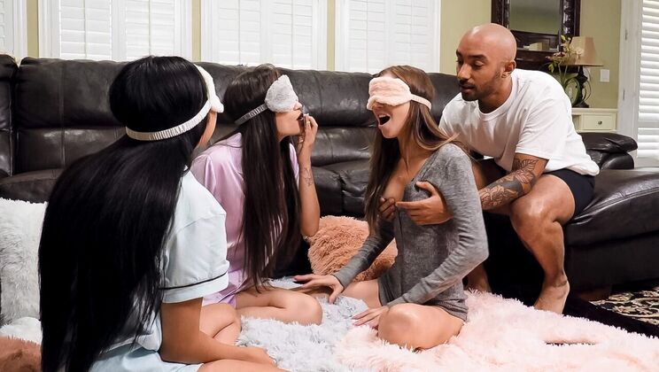 [Brazzers] - Blonde and Brunette Suck - Oliver Davis - Marykate Moss