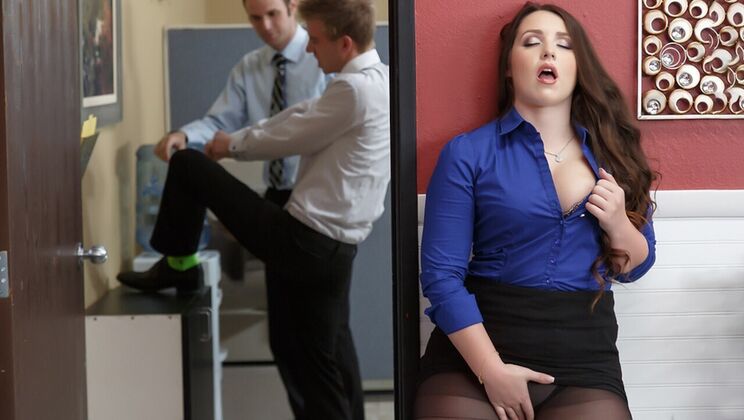 [Brazzers] - Voyeur Office Sex with Lola Foxx