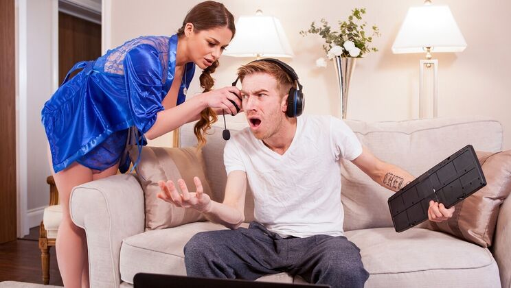 [Brazzers] - Heavenly Gamer Gets Blown