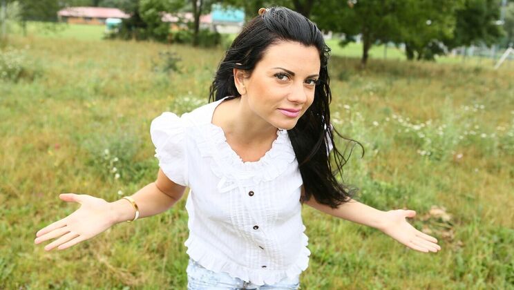 Sexy Girl in Shorts Gets Fucked in Car