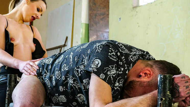 Lilit Sweet: Amateur Hardcore BDSM Star