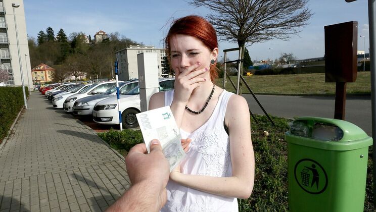 Amateur Girl Sells Her Body for Outdoor Fuck with Stranger