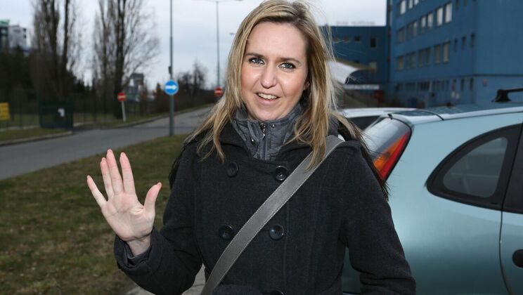 Outdoor Amateur Sex in Car with Blonde