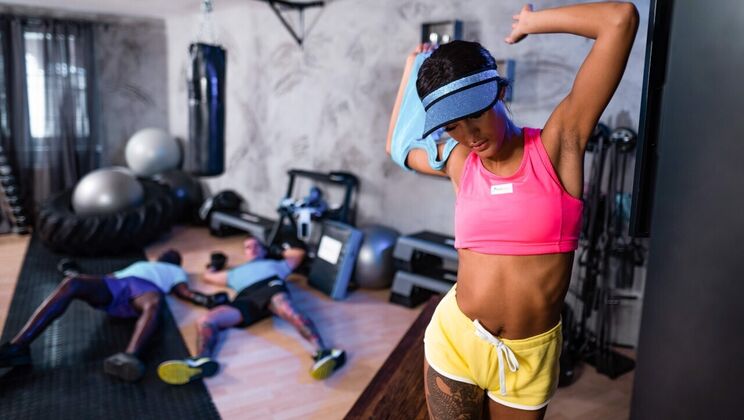 [FitnessRooms] - Black and european guys make teen squirt in threesome