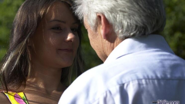 [Oldje] - Young and Old in the Park - Gustavo and Jeydah - Gustavo - Jeydah
