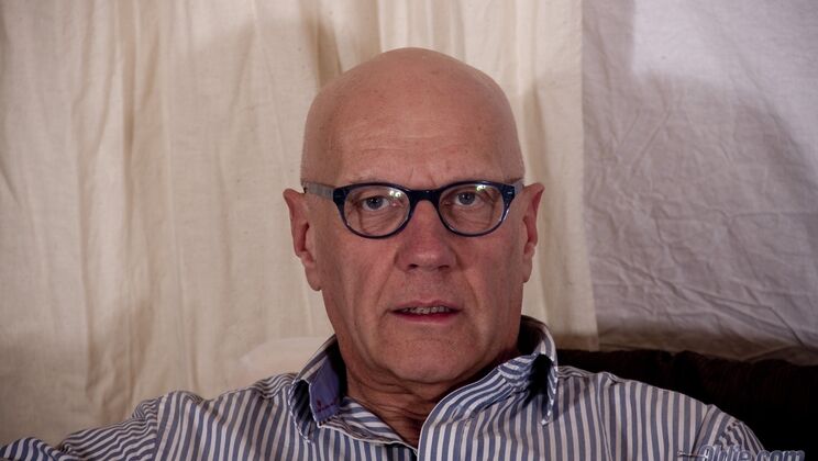 [Oldje] - Nisha Gives Hugo a Footjob - Nisha - Hugo