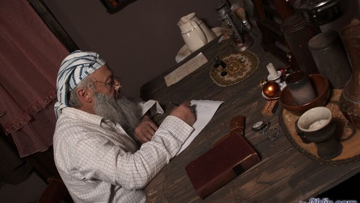 [Oldje] - Cum Swallowing Brunette on Christmas - Gustavo - Linda Brown