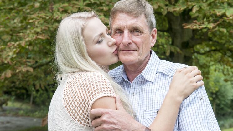 [Oldje] - Close Up of Old and Young Lovers Kissing - Katy Sky - Patrik