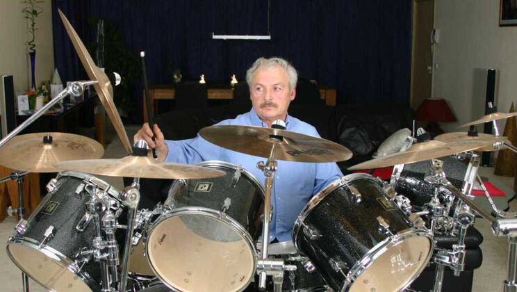 [Oldje] - Skinny Drummer Gets Deepthroat - Valerie - Gustavo