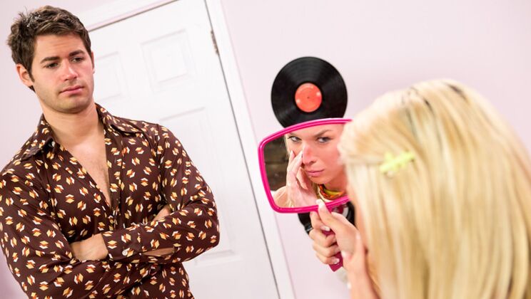 Blonde MILF Gio Gives a Big Cock Blowjob