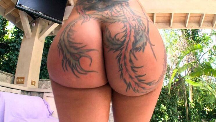 Bella Bellz's Big Ass Gets the Attention