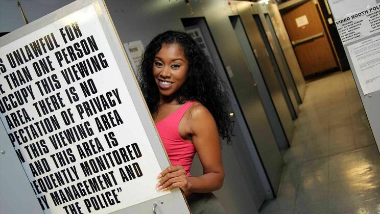 Yasmine De Leon, Tattooed Ebony Cougar Facial Cum