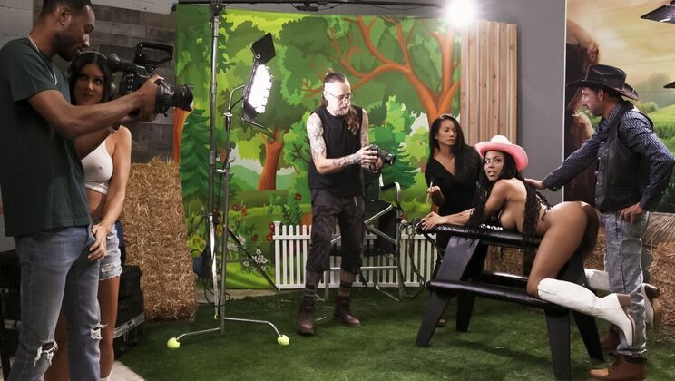 [WorkMeHarder] - Cumshot Facial for Tattooed Brunette - Kira Noir - Queenie Sateen - Hollywood Cash