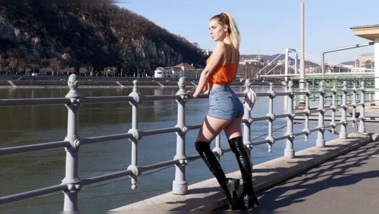 Dee Vine: Skinny Blonde with a Prolific Pussy Licking Scene