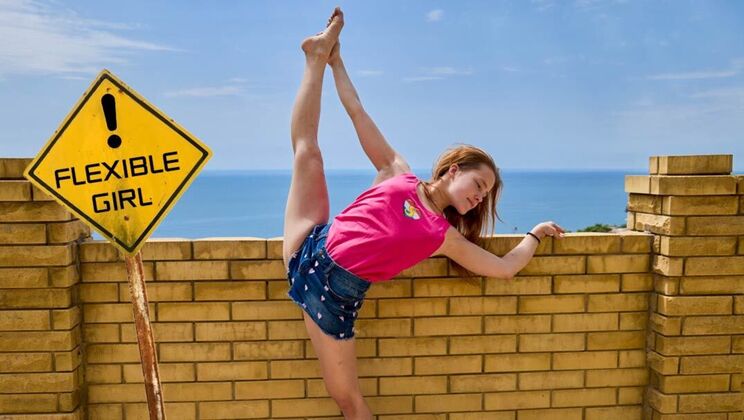 [ClubSweethearts] - Sexy European Nicole Murkovski shows off her flexible moves - Nicole Murkovski