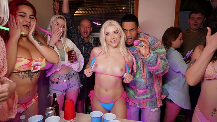 Gia OhMy’s Bubble Butt Gets Fucked Reverse Cowgirl Style