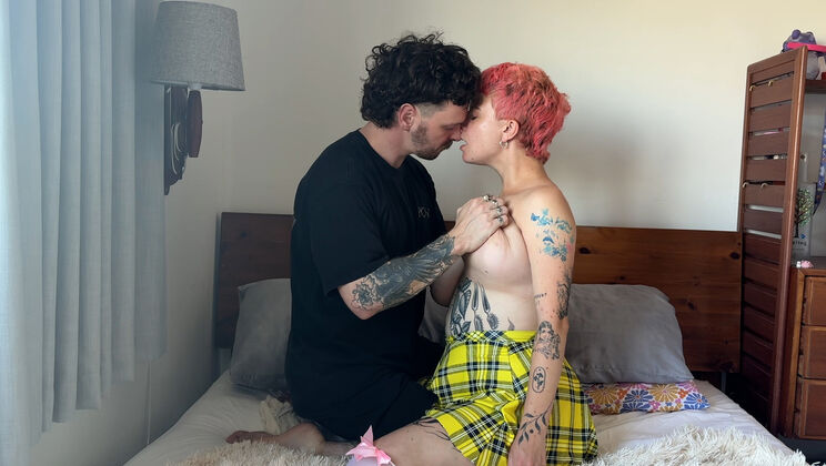 Jesse & Lola Kissing You – Short Hair Bedroom Action